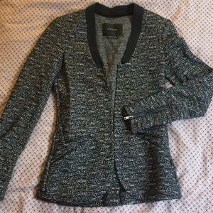 Amazing fitted textured blazer!